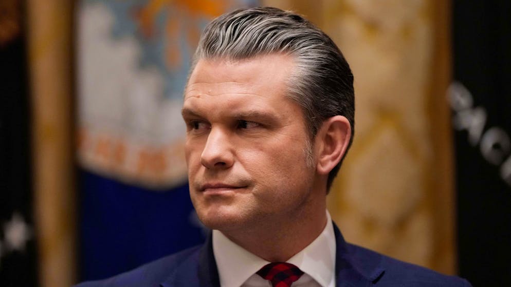 Die Luft für US-Verteidigungsminister Pete Hegseth wird in der Signal-Affäre dünner. (2. Dezember 2025)