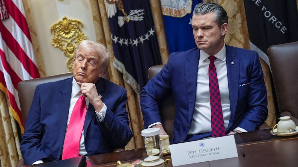 Wie lange hält Donald Trump (l.) noch zu Pentagon-Chef Hegseth? (2. Dezember 2025)