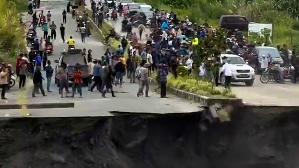 Monsunregen bringt Chaos. Indonesien erneut von Erdrutsch getroffen – Strassen zerstört