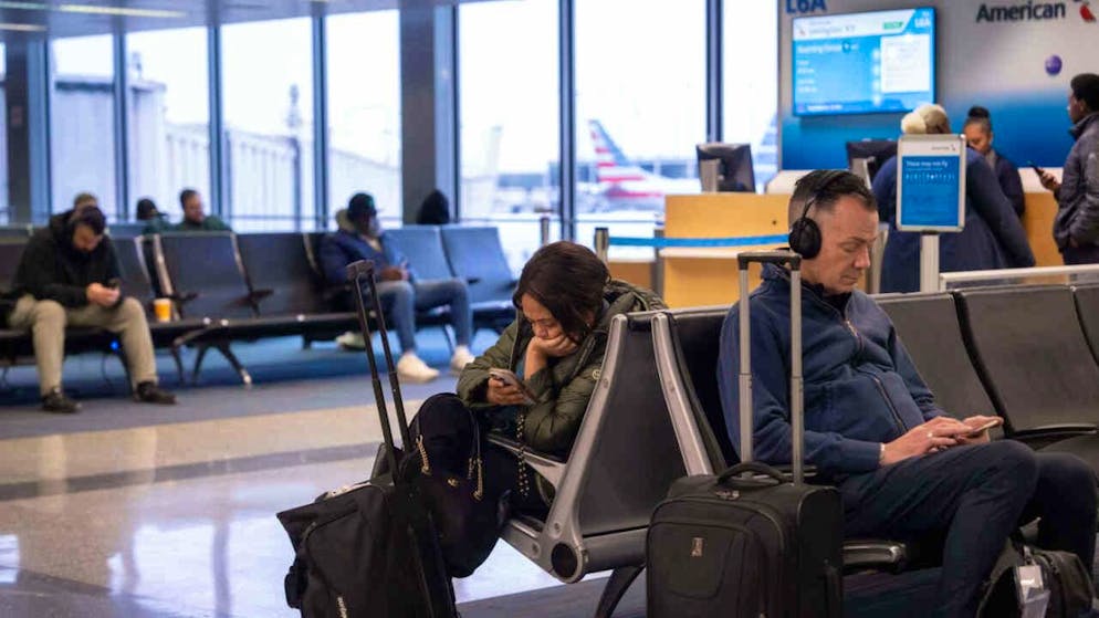 USA. In aeroporto col pigiama, si scatena la protesta contro la richiesta del governo