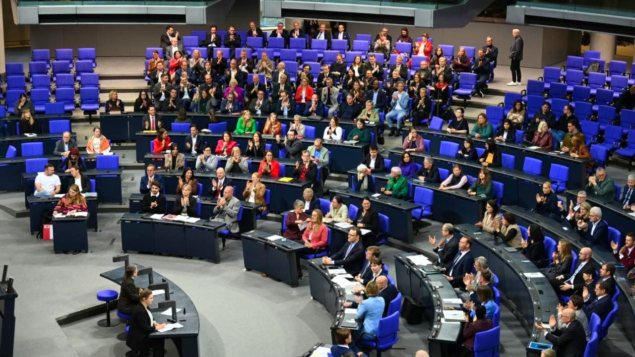 Deutschland. Deutsches Rentengesetz mit «Kanzlermehrheit» beschlossen