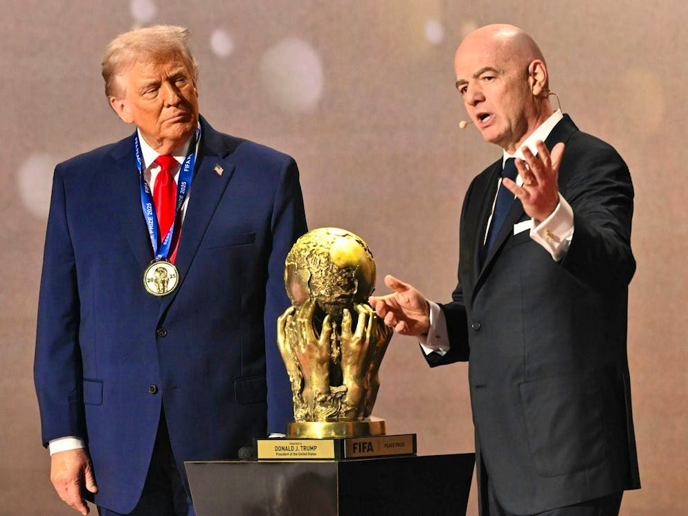 Gianni Infantino presents Donald Trump with the new FIFA Peace Prize.