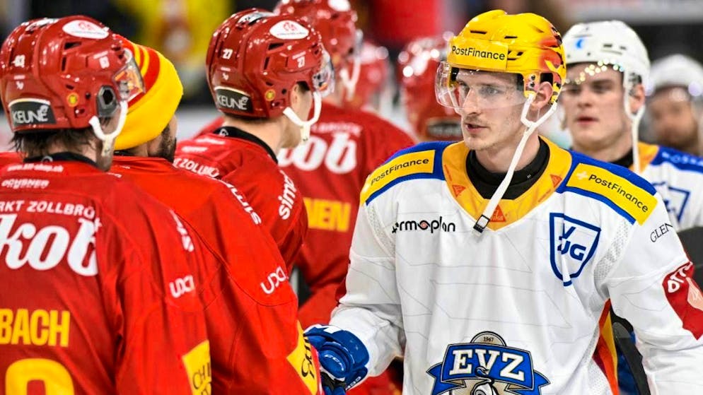 Zug's top scorer Dominik Kubalik has to congratulate the SCL Tigers players on their victory in their third meeting this season.