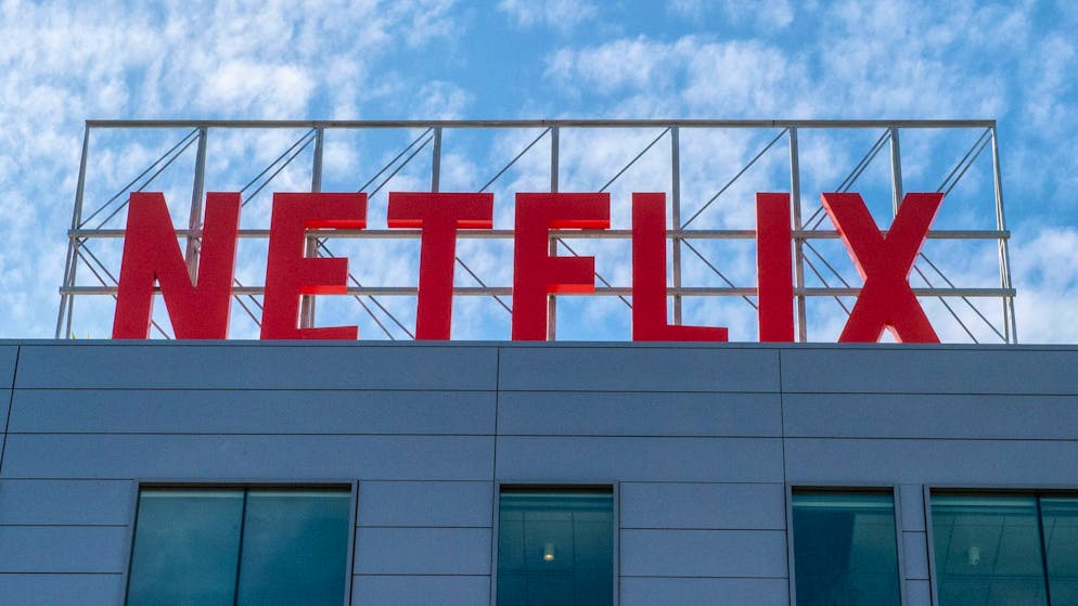 Mega takeover. Netflix wants to buy Warner Bros. and is ahead in the bidding war