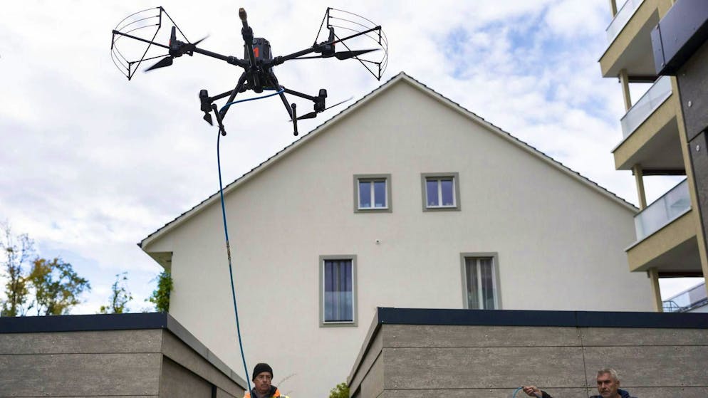 In Wallisellen ZH, a drone from the Chinese manufacturer DJI is used to treat a building façade. (October 7, 2024)
