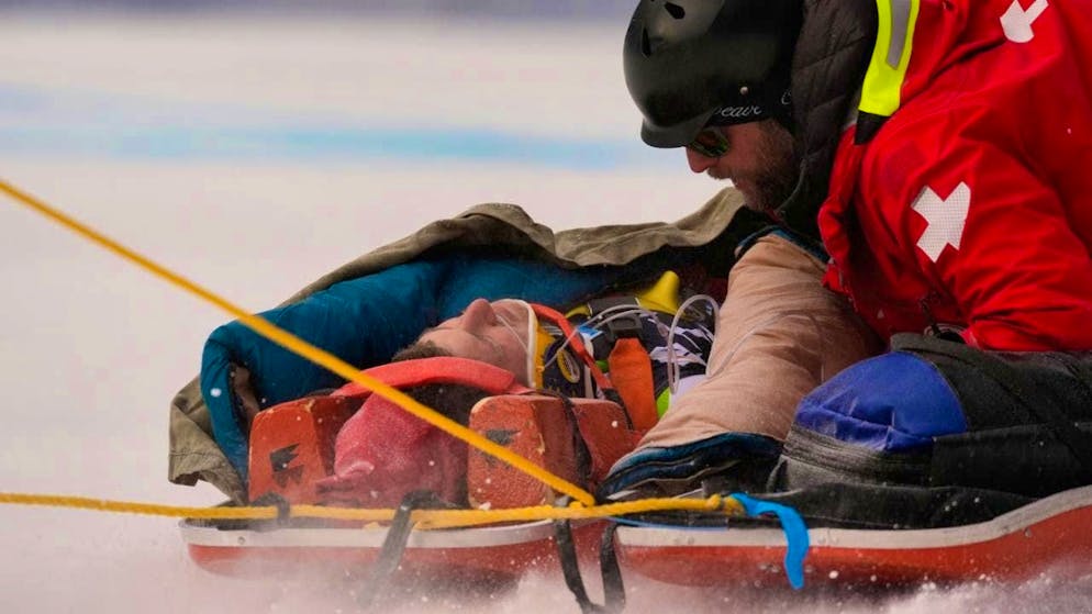 The rescue doctor attends to Rok Aznoh