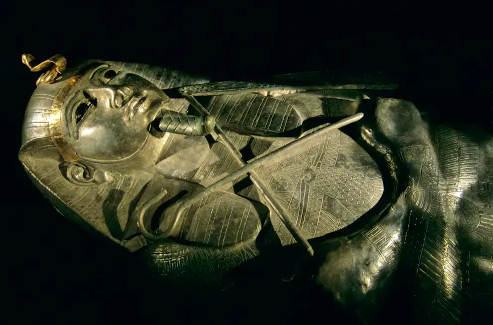 Der Silbersarkophag des Psusennes I. aus rund 90 Kilogramm Silberblech. Er war im feuchten Grab so angegriffen, dass sich der Boden bereits von den Seiten gelöst hatte.