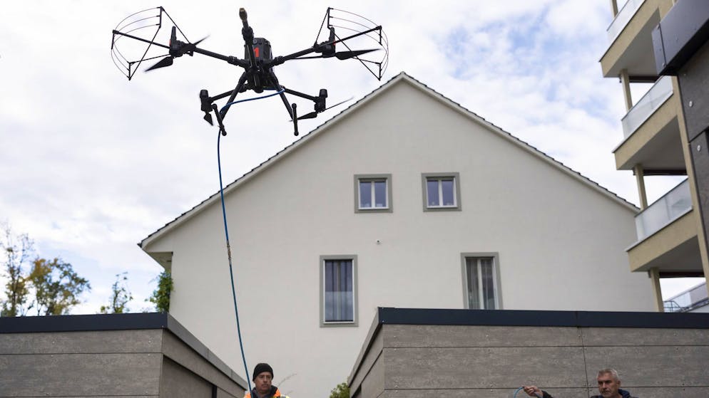 In Wallisellen ZH kommt eine Drohne des chinesischen Herstellers DJI bei der Behandlung einer Gebäudefassade zum Einsatz. (7. Oktober 2024) 