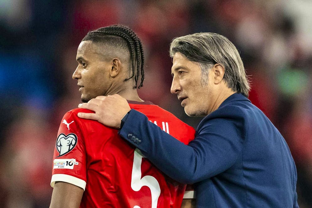 Manuel Akanji, a sinistra, parla con il suo allenatore Murat Yakin durante la partita di qualificazione alla Coppa del Mondo FIFA 2026 tra Svizzera e Slovenia.