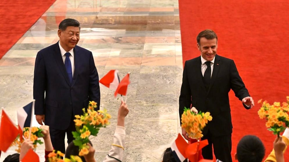 L'incontro fra Emmanuel Macron e Xi Jinping si è spostato oltre Pechino.