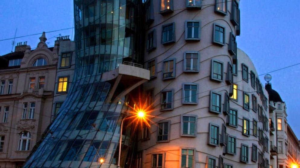 Frank Gehry, l'une des rares superstars de l'architecture - Gallery. Le bâtiment surnommé "Ginger et Fred" à Prague est également une réalisation de Frank Gehry. (archives)