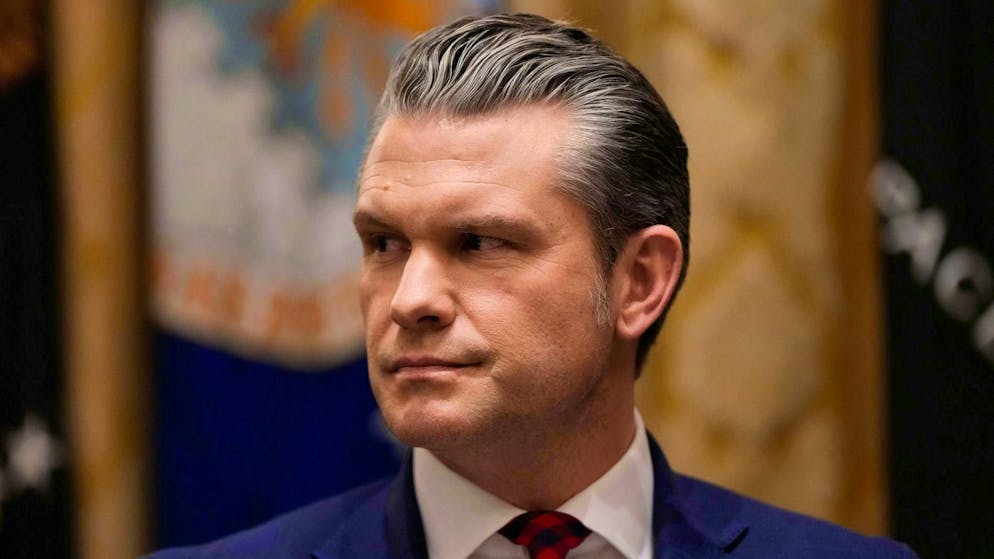 The air is getting thinner for US Secretary of Defense Pete Hegseth in the signals affair. (December 2, 2025)