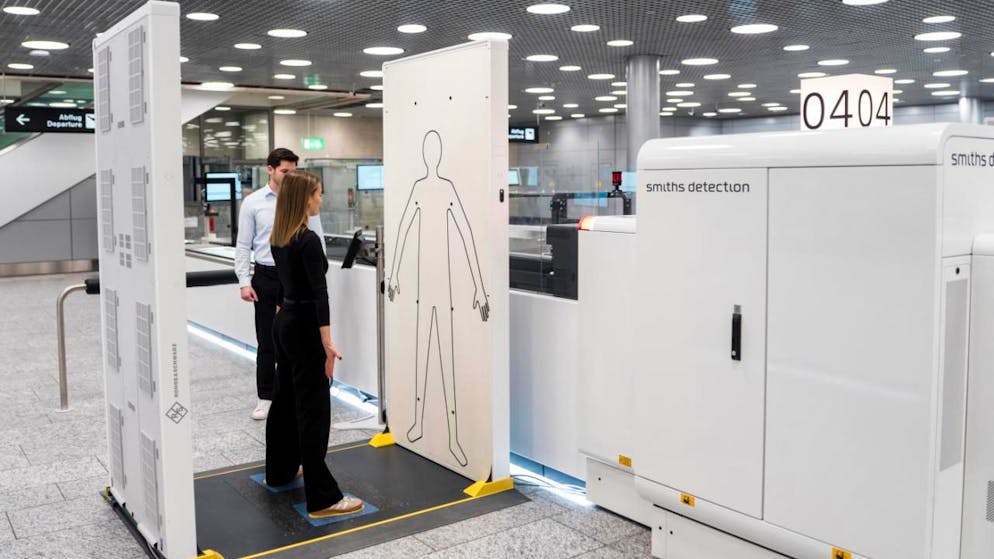 Aéroport de Zurich: bientôt la fin de la limitation des liquides - Gallery. Les fouilles corporelles sont désormais faites principalement par des scanners.