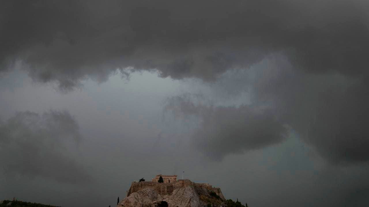 Greece. Storm hits Aegean - roads flooded, schools closed