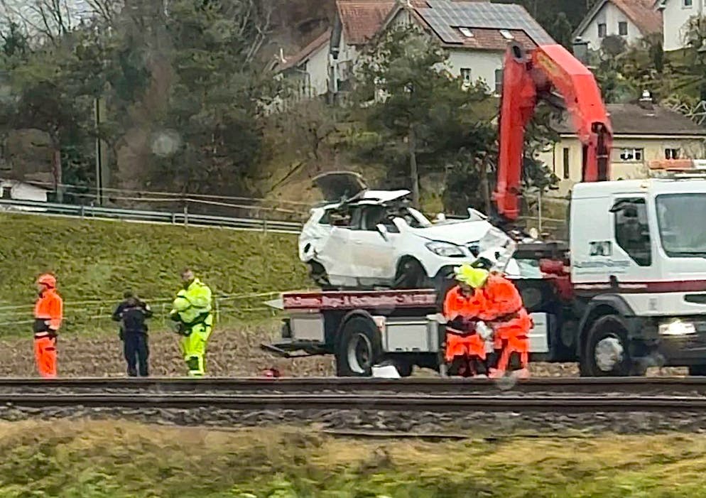Beim Zusammenstoss mit einem Zug ist am Freitagvormittag ein Autolenker gestorben.
