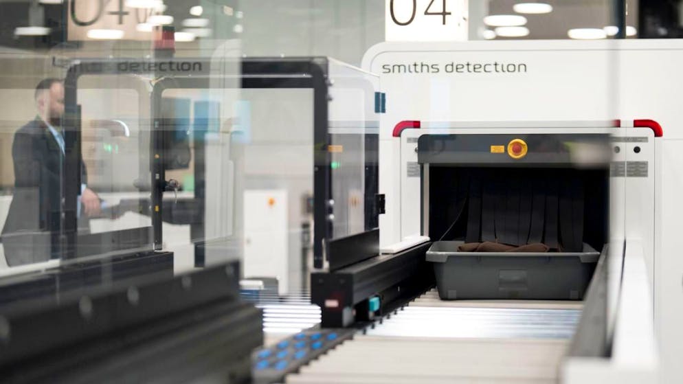 Aéroport de Zurich: bientôt la fin de la limitation des liquides - Gallery. Grâce à la nouvelle infrastructure de contrôles, les liquides peuvent rester dans les bagages à main et les bacs qui transportent ces derniers sont ramenés automatiquement à leur point de départ, une fois vidés.