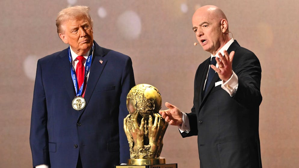 Am Rande der WM-Auslosung. FIFA-Friedenspreis für Trump – Kritik von Menschenrechtlern