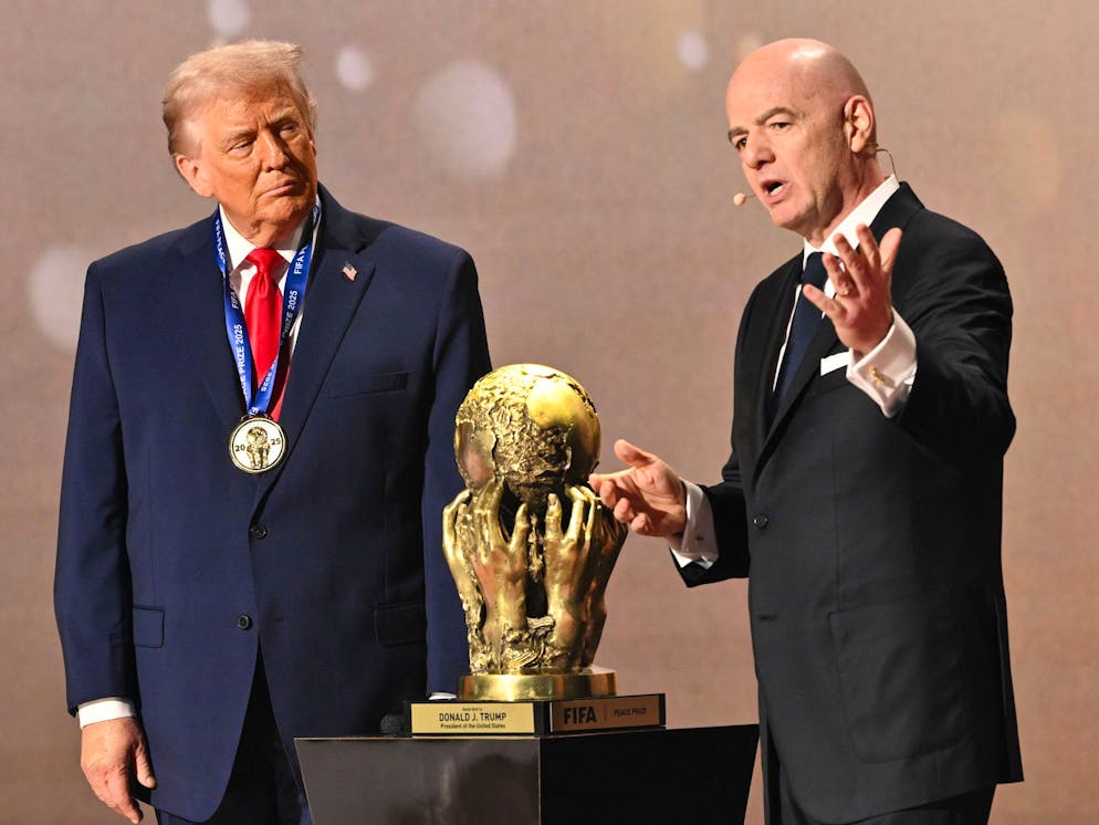 Gianni Infantino überreicht Donald Trump den neuen FIFA-Friedenspreis.