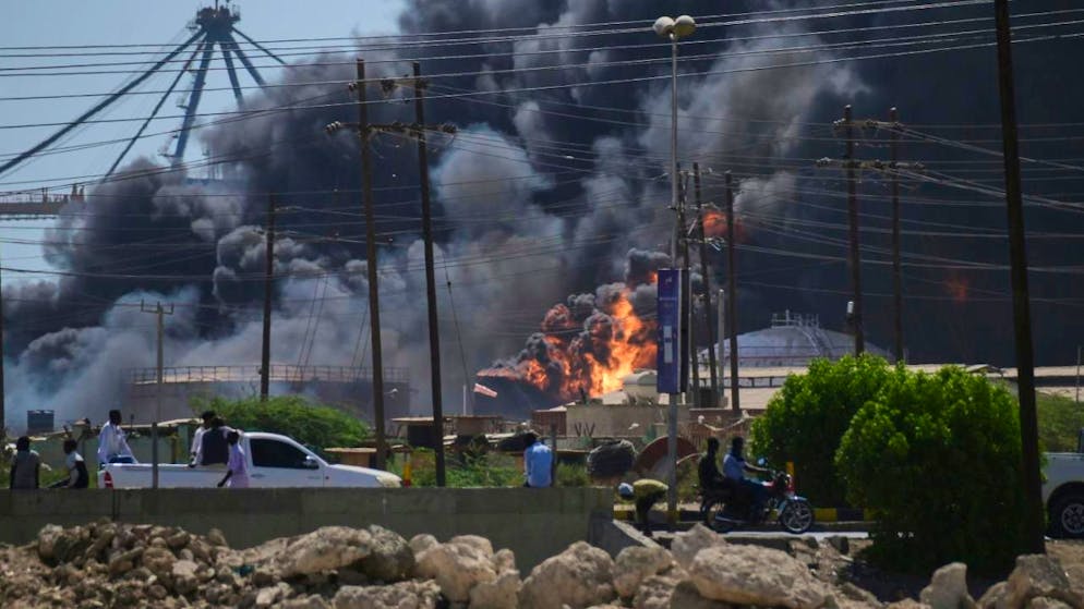 Nell'attacco a un asilo a Kalogi sarebbero rimaste uccise almeno 50 persone. Nella foto un attacco con droni delle RSF a Port Sudan in maggio.