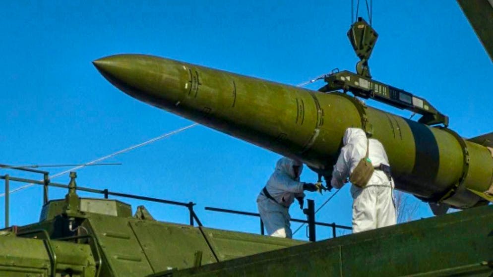 HANDOUT - In this photo released by the Russian Defense Ministry Press Service via AP, Russian troops load an Iskander surface-to-surface ballistic missile onto a mobile launcher during an exercise at an undisclosed location in Russia. Photo: -/Russian Defense Ministry Press Service/AP/dpa - ATTENTION: For editorial use only and only with full attribution to the above credit