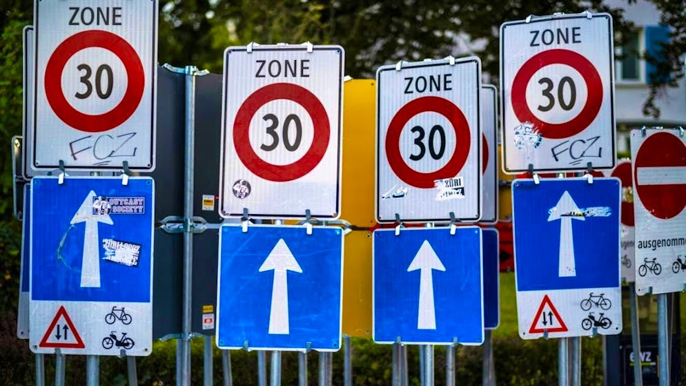 The Federal Council has proposed new rules for the introduction of 30 km/h zones on main roads. They are causing a heated debate. (symbolic image)