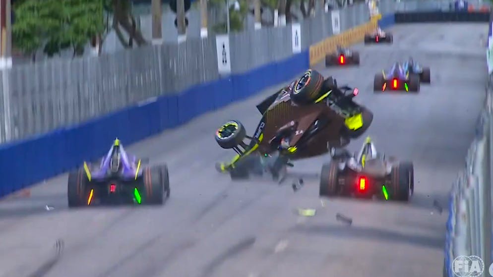 Shock moment at debut. Formula E rookie overturns at the season opener in São Paulo