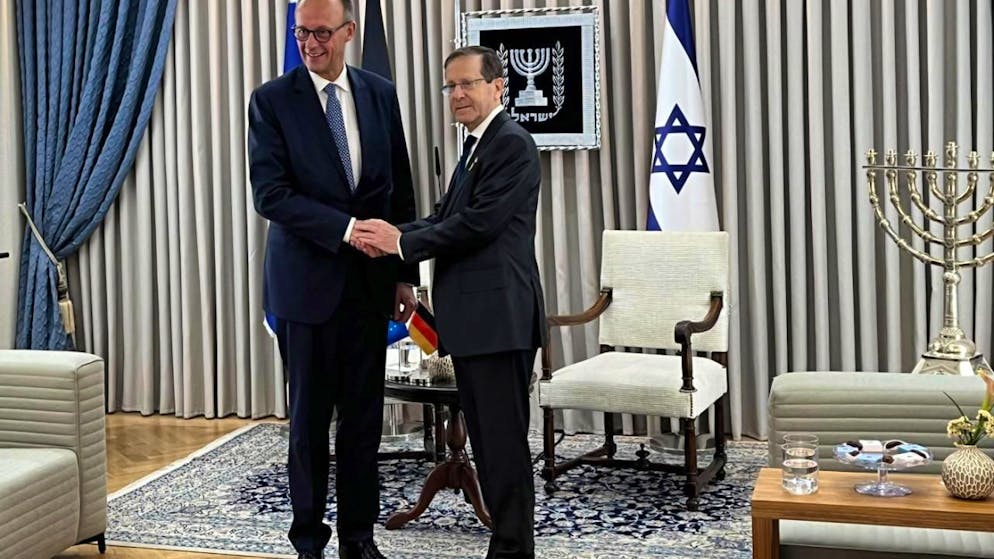 Bundeskanzler Friedrich Merz (CDU, l) trifft den israelischen Präsidenten Izchak Herzog. Foto: Sara Lemel/dpa