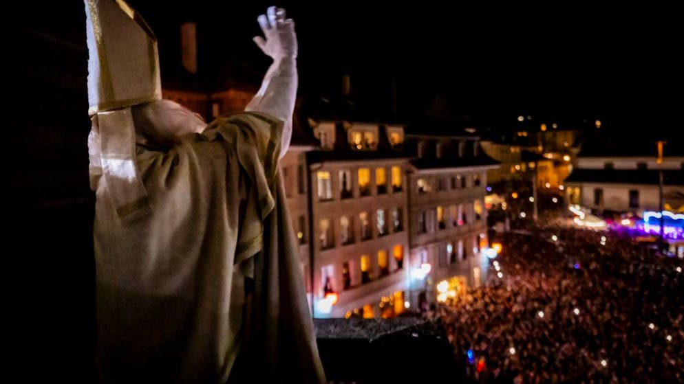 Saint Nicolas attire plus de 30'000 personnes à Fribourg - Gallery. Dans son discours, Saint Nicolas, le patron de la ville de Fribourg, a évoqué des sujets de l'actualité locale, suisse et internationale.