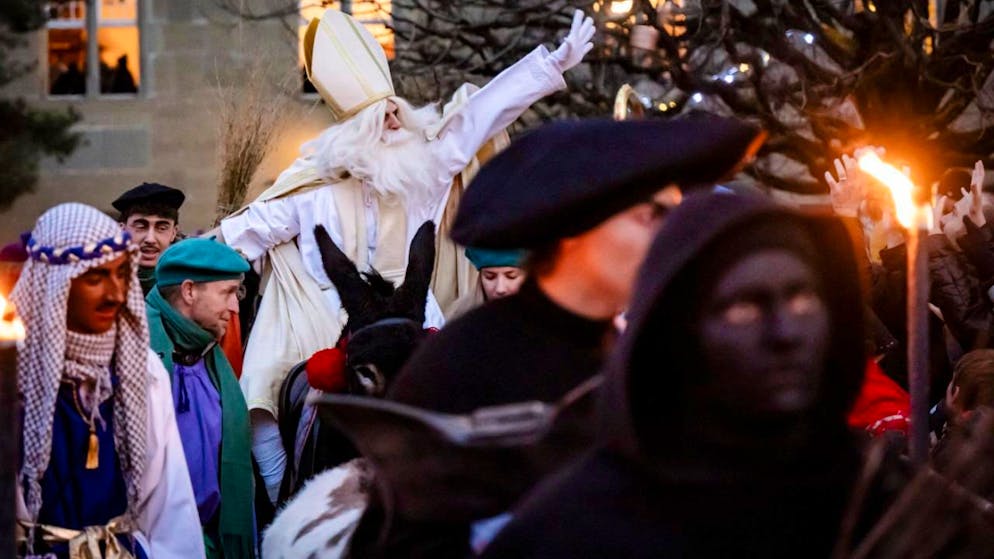 Saint Nicolas attire plus de 30'000 personnes à Fribourg - Gallery. Avant de prononcer son discours, Saint Nicolas a accompli le traditionnel cortège sur son fidèle compagnon, l'âne Balou.