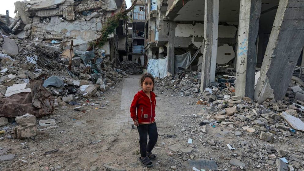 Una bambina davanti alle rovine di casa sua a Gaza