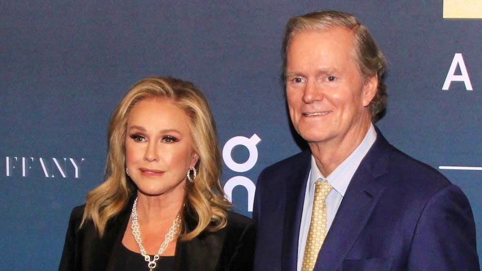 A Los Angeles. Il padre di Paris Hilton punta il fucile contro tre ladri