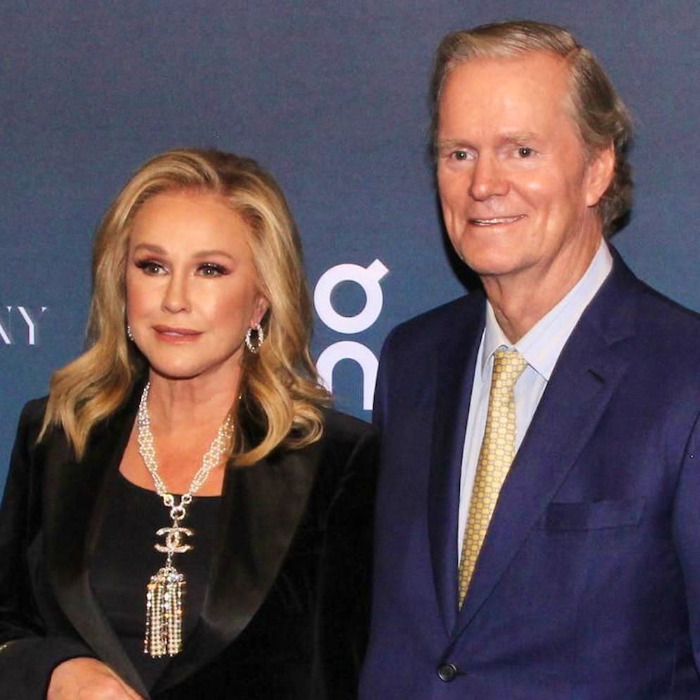 A Los Angeles. Il padre di Paris Hilton punta il fucile contro tre ladri