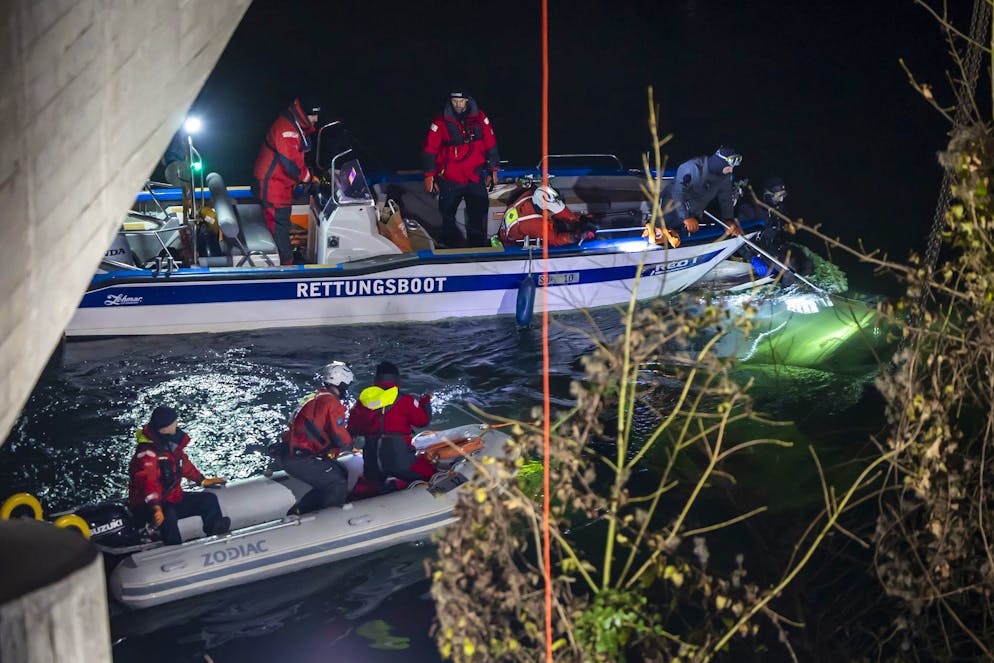 Rettungskräfte und Taucher während der Bergung des verunglückten Lastwagens aus der Aare bei Winznau SO.