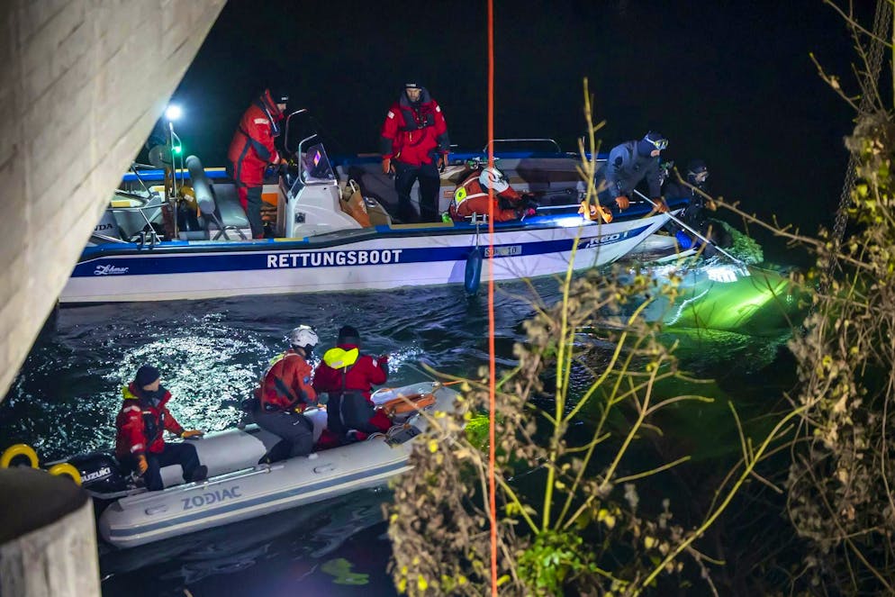 Rescue workers and divers during the recovery of the crashed truck from the Aare near Winznau SO.