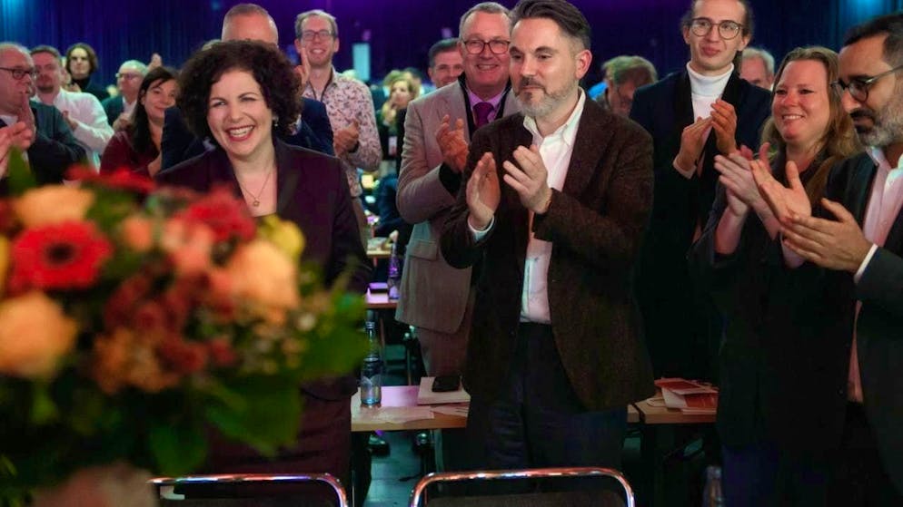 Amira Mohamed Ali (l) and Fabio de Masi (r) are delighted with their election result at the BSW national party conference. Photo: Klaus-Dietmar Gabbert/dpa