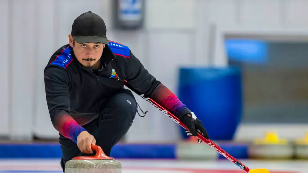 Die philippinischen Curler stehen vor dem letzten Schritt - Gallery. Skip Marc Pfister beim Training in Baden