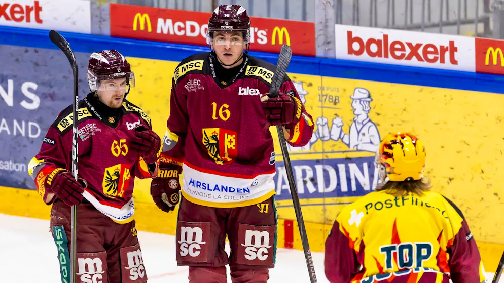 National League: le LHC s'impose enfin face à Bienne - Gallery. Jimmy Vesey (au centre) et Sakari Manninen (à gauche) ont marqué chacun un doublé contre Ajoie.