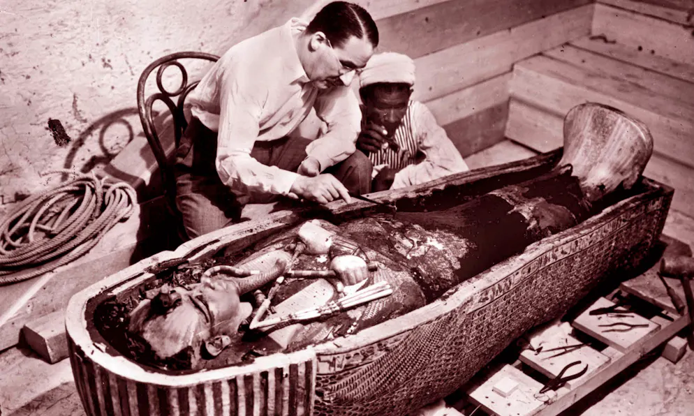 Howard Carter wusste sich und seinen Fund perfekt zu inszenieren: Jede Aufnahme sass – publikumswirksam arrangiert und für die Presse verwertbar. Möglich machte das auch sein Geldgeber Lord Carnarvon, der die Grabung mitfinanzierte und den Fund mit Carter gezielt in die Öffentlichkeit trug.