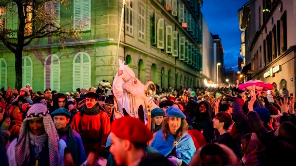 Saint Nicolas attire plus de 30'000 personnes à Fribourg - Gallery. L'évêque de Myre a une nouvelle fois enchanté petits et grands, avec un public non seulement fribourgeois mais venant aussi d'ailleurs.