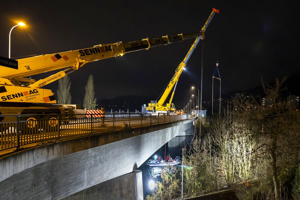 Pneukrane bergten den Lastwagen kurz nach drei Uhr in der Nacht aus der Aare.