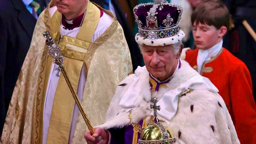 ARCHIVE - Britain's King Charles III leaves Westminster Abbey after the coronation ceremony with the Imperial State Crown, a sceptre and the orb. Photo: Phil Noble/AP/dpa