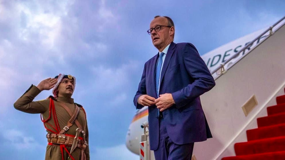 Federal Chancellor Friedrich Merz (CDU) arrives at the airport in Aqaba. Photo: Michael Kappeler/dpa
