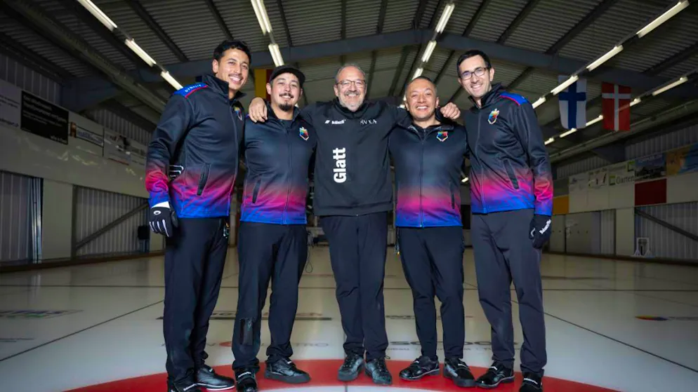 Die philippinischen Curler stehen vor dem letzten Schritt - Gallery. Das philippinische Curling Nationalteam mit Enrico Pfister, Skip Marc Pfister, Trainer Bernhard Werthemann in der Mitte, Alan Frei und Christian Haller (von links)