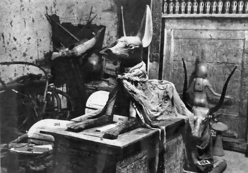 Psusennes_Tanis. Diese Aufnahme vom November 1922 zeigt einen Teil der Grabbeigaben Tutanchamuns. Selbst organische Materialien wie Stoffe oder Opferspeisen haben die Zeit relativ unbeschadet überstanden.