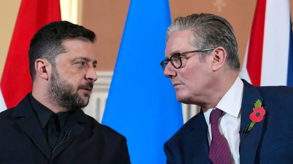 ARCHIV - Der britische Premierminister Keir Starmer (r) und der ukrainische Präsident Wolodymyr Selenskyj sprechen auf einer Pressekonferenz nach einem Treffen der sogenannten «Koalition der Willigen». Foto: Kirsty Wigglesworth/Pool AP/dpa