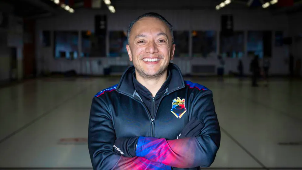 Die philippinischen Curler stehen vor dem letzten Schritt - Gallery. Alan Frei, die treibende Kraft hinter dem philippinischen Curling-Nationalteam, posiert Mitte November nach dem Training in der Curlinghalle Baden