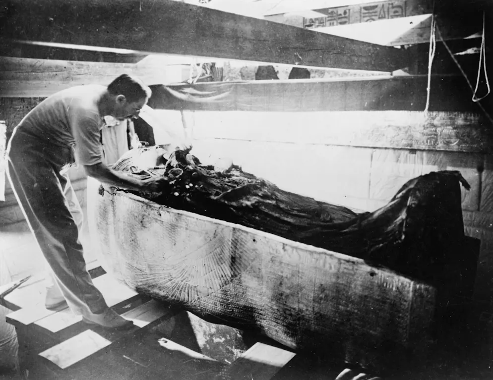 Psusennes_Tanis. Anders im Tal der Könige: Howard Carter im Grab Tutanchamuns. Die trockene Wüstenluft hat die Mumie und die Gegenstände in der Grabanlage über Jahrtausende sehr gut konserviert.