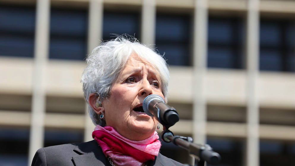 «Un hymne» anti-Trump. Révoltée par la politique de Trump, Joan Baez retourne en studio