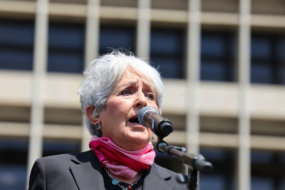 La chanteuse, compositrice et musicienne américaine Joan Baez se produit lors du rassemblement « Fighting Oligarchy Tour » au Grand Park de Los Angeles, en Californie, aux États-Unis, le 12 avril 2025.