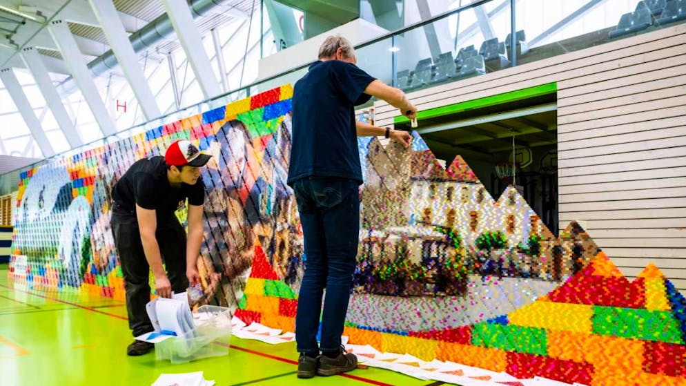 I volontari di Brickmaster.ch mentre assemblano i rombi nel Centro sportivo di Yverdon-les-Bains.